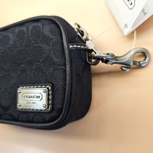 NWT - COACH TRAVEL CASE, BLACK, WITH Dog Leash closure. ZIP ROUND, Multi Use